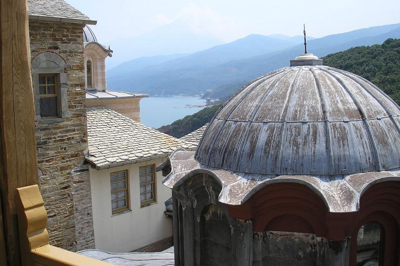 el Monasterio de la Gran Lavra fue el primero en ser fundado en el año 963 dC por el monje bizantino Atanasio el Atonita con el apoyo del emperador bizantino. El monte Athos es conocido como el Jardín de la Virgen María ya que los cristianos athonitas afirman que la Virgen María y el evangelista Juan terminaron de visitarlo debido al mal tiempo. Mary aparentemente se enamoró tanto de su belleza que pidió que se la regalaran. Luego resonó una voz; «Que este lugar sea vuestra herencia y vuestro jardín, un paraíso y un refugio de salvación para los que buscan ser salvos».