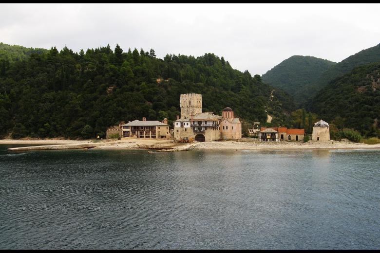 El monte Athos es conocido como el Jardín de la Virgen María ya que los cristianos athonitas afirman que la Virgen María y el evangelista Juan terminaron de visitarlo debido al mal tiempo. Mary aparentemente se enamoró tanto de su belleza que pidió que se la regalaran. Luego resonó una voz; «Que este lugar sea vuestra herencia y vuestro jardín, un paraíso y un refugio de salvación para los que buscan ser salvos».