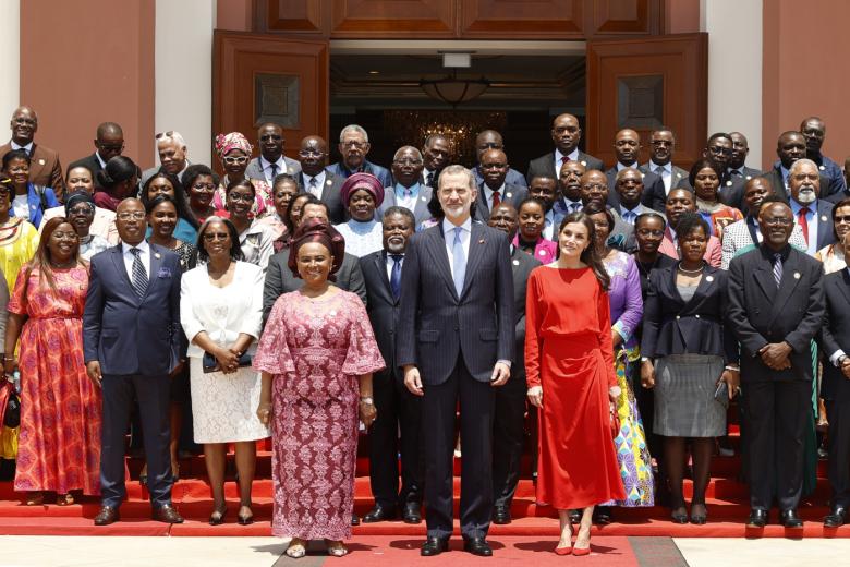 Fotografía de grupo de Sus Majestades los Reyes con los parlamentarios de la Asamblea Nacional de Angola