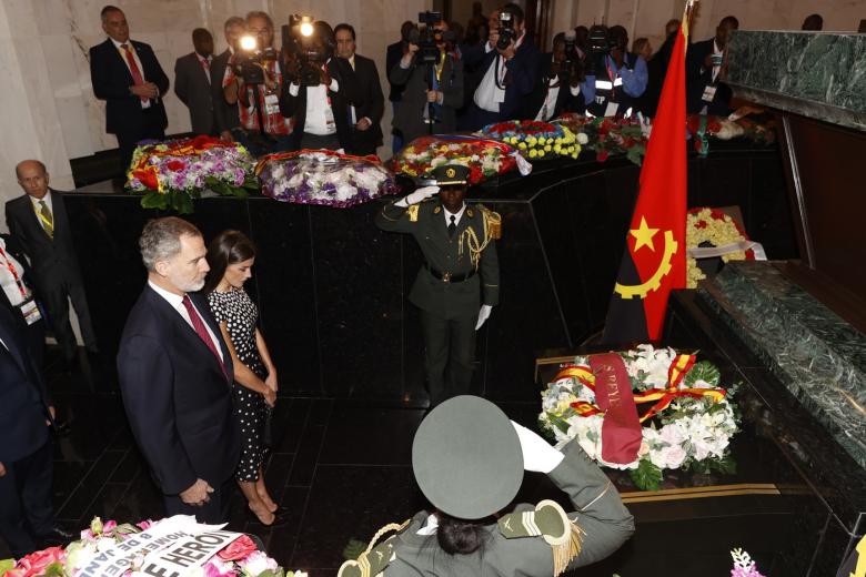 Los Reyes durante el homenaje al expresidente António Agostinho Neto