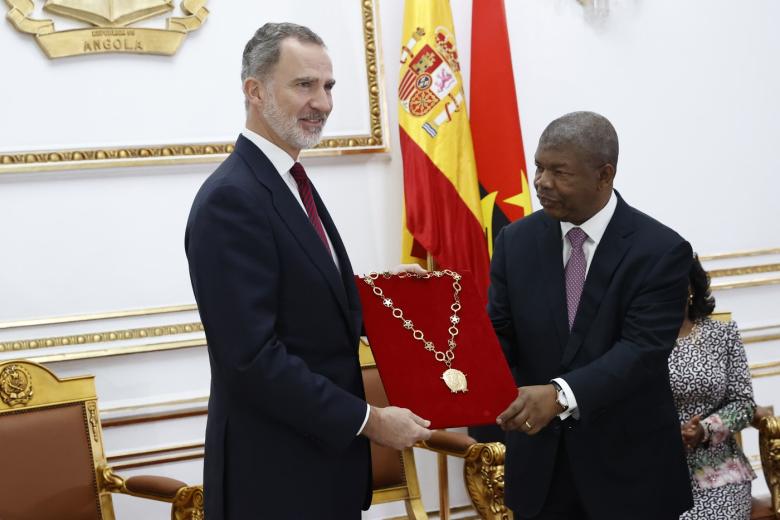 El Rey y el Presidente de la República de Angola con la condecoración del collar de la Orden de Agostinho Neto
