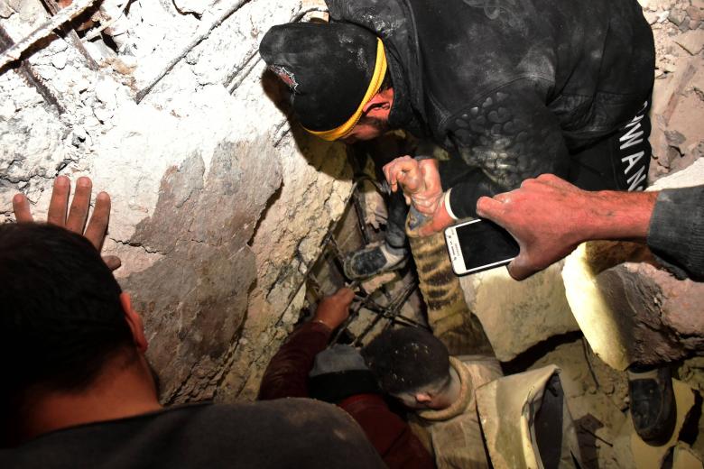 El trabajo de rescate está en progreso en la provincia de Hama golpeada por el terremoto, en el centro de Siria