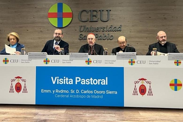 visita ceu aula magna

Acompañado por el presidente de la Fundación Universitaria San Pablo CEU y la Asociación Católica de Propagandistas (ACdP), Alfonso Bullón de Mendoza; el consiliario nacional de la ACdP, monseñor Fidel Herráez y la rectora, Rosa Visiedo, el purpurado ha agradecido la labor de la institución y, aludiendo al Evangelio del pasado domingo, ha subrayado que «hay que ser sal y luz en la familia, en la empresa, en la universidad…». «El testimonio cristiano hay que darlo con las armas que tenemos: entrega, generosidad, dialogo…», ha aseverado.

visita ceu pastoral

En esta línea, en un coloquio posterior con el equipo de pastoral de la universidad —encabezado por el director de Pastoral del CEU, Jesús Robledo, y los capellanes Jesús Zurita e Isidro Molina—, el arzobispo ha insistido en que hay que cuidar especialmente la escucha, empezando por los jóvenes. «En la escucha ayudamos al otro, […] llegas al corazón del ser humano», ha remarcado.

La visita ha terminado con un recorrido por la nueva Facultad de Humanidades y Ciencias de la Comunicación, estrenada a principios de curso. De la mano de su decana, María Solano, el cardenal Osoro ha conocido la capilla o instalaciones como los estudios de radio, donde imparte clases el director de El Espejo de Madrid de COPE, Mario Alcudia. También ha participado el director del Secretariado de Pastoral Universitaria, Andrés Ramos.