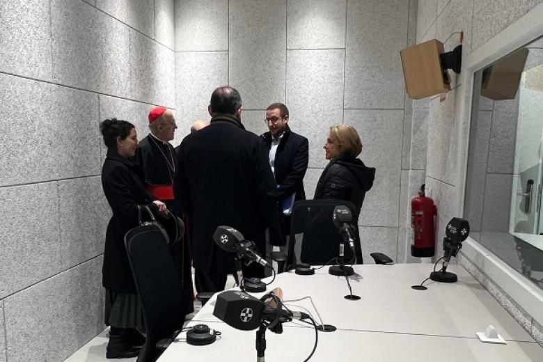 La visita ha terminado con un recorrido por la nueva Facultad de Humanidades y Ciencias de la Comunicación, estrenada a principios de curso. De la mano de su decana, María Solano, el cardenal Osoro ha conocido la capilla o instalaciones como los estudios de radio, donde imparte clases el director de El Espejo de Madrid de COPE, Mario Alcudia. También ha participado el director del Secretariado de Pastoral Universitaria, Andrés Ramos.