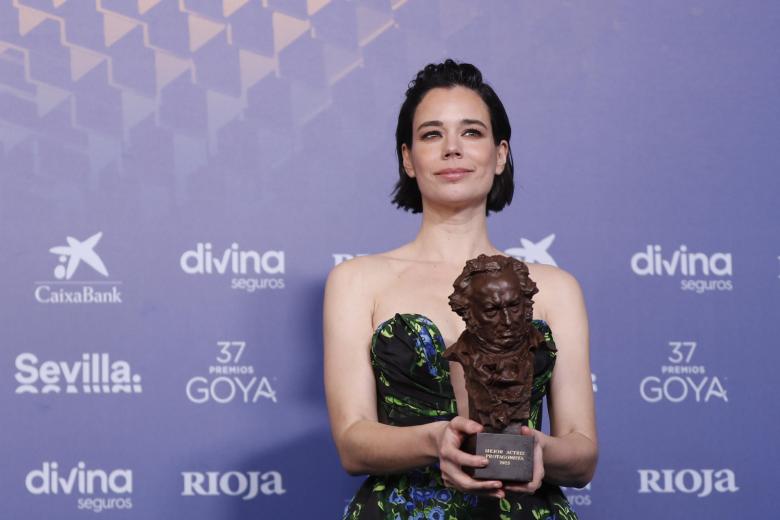 La actriz Laia Costa tras recibir el Goya a la mejor actriz protagonista por su trabajo en "Cinco lobitos"
