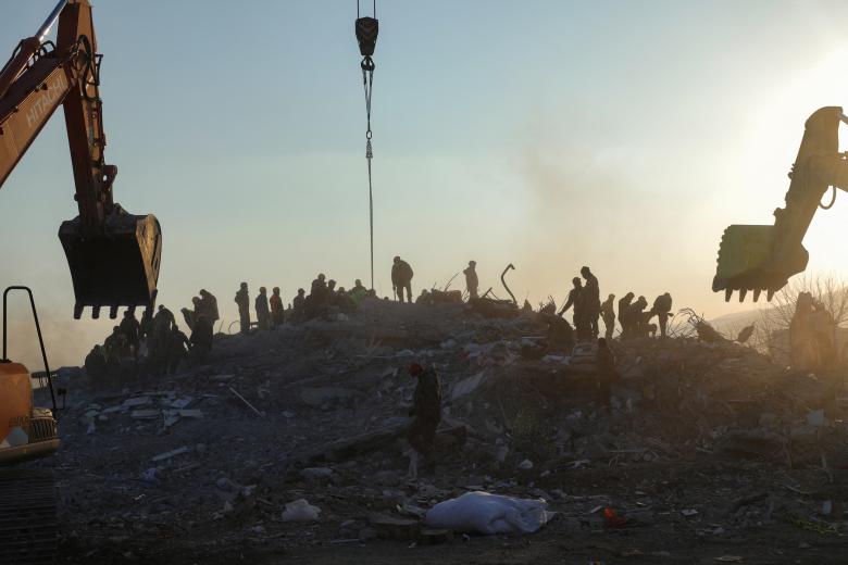 Los rescatistas buscan sobrevivientes y víctimas en medio de edificios destruidos en Nurdagi, en la región de Gaziantep
