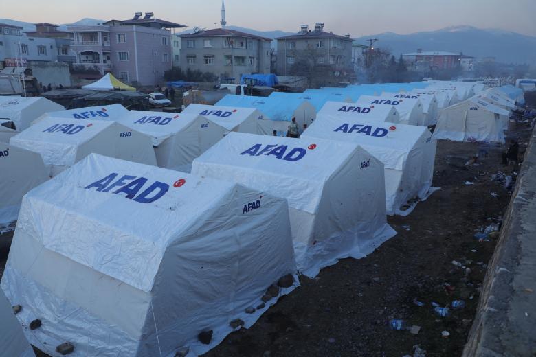 Esta fotografía muestra una vista general de tiendas de campaña en un campamento para residentes desplazados en Islahiye Garaj