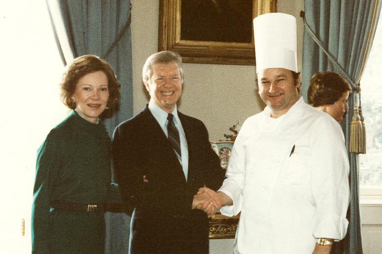 El presidente Jimmy Carter y su mujer saludan al cocinero de la Casa Blanca