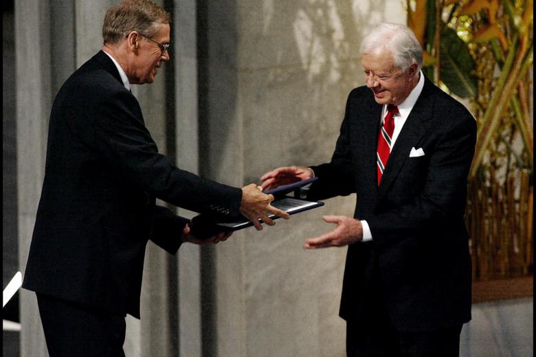 Jimmy Carter recibiendo el premio Nobel de la Paz en 2002