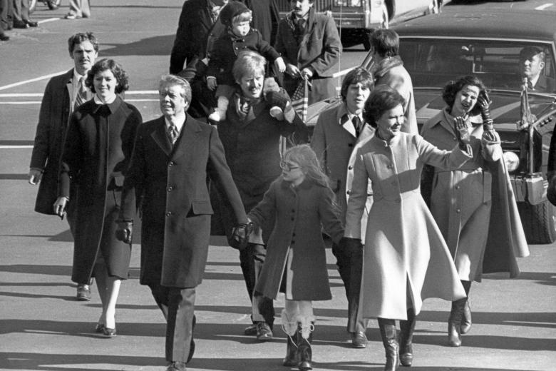 El presidente de los Estados Unidos, Jimmy Carter, la primera dama Rosalynn Carter y Amy Carter caminan por Pennsylvania Avenue en Washington, DC luego de prestar juramento en el frente este del Capitolio de los EE. UU. en Washington, DC el día de la inauguración