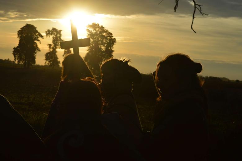 4. Algunos cambios en las celebraciones eucarísticas El Miércoles de Ceniza da comienzo al tiempo de Cuaresma. Esta época del año son concretamente los 40 días previos a la celebración de la Pascua. También es un tiempo litúrgico propio, es decir, distinto al tiempo ordinario que se vive en la Iglesia y con unas características particulares. En la Santa Misa se suprimen los cantos de alabanza del "Aleluya" y del "Gloria", a la espera de la celebración de la Pascua de Resurrección. 5. La limosna La limosna es fruto de la misericordia. En Cuaresma se debe dejar de pensar en uno mismo, para saber amar y dar a los demás. Por esto, el camino hacia Cristo implica un caminar hacia el más necesitado. Un cristiano tiende su mano para ayudar y la ofrece para servir y compartir. Dios quiere que la limosna sea fruto del amor, un verdadero compartir, no sólo dar lo que te sobra. Para ello, hay que ser humilde y ver a Jesús en el pobre. 6. La Cruz La Cruz es el símbolo del cristiano, que nos enseña cuál es nuestra auténtica vocación como seres humanos. No es solo dolor, también salvación y victoria: es el signo del amor más grande. El signo de la cruz nos compromete a vivir un amor entregado hasta el fin, como el de Cristo. Dios quiere que todo cristiano sepa llevar la cruz cada día, y con ello, aceptar los dolores y fracasos que se pongan en el camino. Y, además, se debe unir siempre la cruz de uno mismo a la de Cristo. 7. La Ceniza Con la imposición de las cenizas, se inicia una estación espiritual particularmente relevante para todo cristiano que quiera prepararse dignamente para la vivir el Misterio Pascual, es decir, la Pasión, Muerte y Resurrección del Señor Jesús. La Iglesia lo ha conservado como signo de la actitud del corazón penitente que cada bautizado está llamado a asumir en el itinerario cuaresmal. Se debe ayudar a los fieles, que acuden en gran número a recibir la Ceniza, a que capten el significado interior que tiene este gesto, que abre a la conversión y al esfuerzo de la renovación pascual. Pero es, sobre todo, una llamada a poner el fundamento de nuestra existencia, no en nosotros mismos, sino en Cristo. 8. La oración El camino de la oración es vida del alma y una necesidad permanente. Sin ella es imposible convertirse a Dios, permanecer en unión con Él, en esa comunión que nos hace madurar espiritualmente. En el tiempo cuaresmal se intensifica la escucha de la Palabra y la relación dialogal con Dios. El Señor Jesús nos ha enseñado a orar ante todo orando Él mismo: “y pasó la noche orando”; otro día, como escribe San Mateo, “subió a un monte apartado para orar y, llegada la noche, estaba allí sólo”. Sólo una vez, cuando le preguntaron los apóstoles: “Señor, enséñanos a orar”, les dio el contenido más sencillo y más profundo de su oración: el Padrenuestro. Por eso, Dios quiere que la oración sea íntima y auténtica. 9. Los días son más largos Cuando entramos en el tiempo de Cuaresma se empiezan a notar que los días son más largos, por lo que la primavera ya se deja entrever. Así se deja atrás el invierno para dar la bienvenida a una nueva estación. Poco a poco, se cuenta con más horas de sol y los días se alargan. 10. Las cocinas españolas El potaje de vigilia o Cuaresma se ha convertido en los últimos años en un plato de cuchara que no puede faltar en las mesas de las familias españolas el Viernes Santo. Un plato de legumbres que a diferencia de los más habituales en nuestro territorio, se toma con bacalao en lugar de con carne por lo que es apta para cumplir con los preceptos religiosos que piden que no se coma carne en esta época del año.