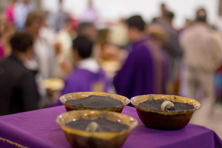 5. La limosna La limosna es fruto de la misericordia. En Cuaresma se debe dejar de pensar en uno mismo, para saber amar y dar a los demás. Por esto, el camino hacia Cristo implica un caminar hacia el más necesitado. Un cristiano tiende su mano para ayudar y la ofrece para servir y compartir. Dios quiere que la limosna sea fruto del amor, un verdadero compartir, no sólo dar lo que te sobra. Para ello, hay que ser humilde y ver a Jesús en el pobre. 6. La Cruz La Cruz es el símbolo del cristiano, que nos enseña cuál es nuestra auténtica vocación como seres humanos. No es solo dolor, también salvación y victoria: es el signo del amor más grande. El signo de la cruz nos compromete a vivir un amor entregado hasta el fin, como el de Cristo. Dios quiere que todo cristiano sepa llevar la cruz cada día, y con ello, aceptar los dolores y fracasos que se pongan en el camino. Y, además, se debe unir siempre la cruz de uno mismo a la de Cristo. 7. La Ceniza Con la imposición de las cenizas, se inicia una estación espiritual particularmente relevante para todo cristiano que quiera prepararse dignamente para la vivir el Misterio Pascual, es decir, la Pasión, Muerte y Resurrección del Señor Jesús. La Iglesia lo ha conservado como signo de la actitud del corazón penitente que cada bautizado está llamado a asumir en el itinerario cuaresmal. Se debe ayudar a los fieles, que acuden en gran número a recibir la Ceniza, a que capten el significado interior que tiene este gesto, que abre a la conversión y al esfuerzo de la renovación pascual. Pero es, sobre todo, una llamada a poner el fundamento de nuestra existencia, no en nosotros mismos, sino en Cristo. 8. La oración El camino de la oración es vida del alma y una necesidad permanente. Sin ella es imposible convertirse a Dios, permanecer en unión con Él, en esa comunión que nos hace madurar espiritualmente. En el tiempo cuaresmal se intensifica la escucha de la Palabra y la relación dialogal con Dios. El Señor Jesús nos ha enseñado a orar ante todo orando Él mismo: “y pasó la noche orando”; otro día, como escribe San Mateo, “subió a un monte apartado para orar y, llegada la noche, estaba allí sólo”. Sólo una vez, cuando le preguntaron los apóstoles: “Señor, enséñanos a orar”, les dio el contenido más sencillo y más profundo de su oración: el Padrenuestro. Por eso, Dios quiere que la oración sea íntima y auténtica. 9. Los días son más largos Cuando entramos en el tiempo de Cuaresma se empiezan a notar que los días son más largos, por lo que la primavera ya se deja entrever. Así se deja atrás el invierno para dar la bienvenida a una nueva estación. Poco a poco, se cuenta con más horas de sol y los días se alargan. 10. Las cocinas españolas El potaje de vigilia o Cuaresma se ha convertido en los últimos años en un plato de cuchara que no puede faltar en las mesas de las familias españolas el Viernes Santo. Un plato de legumbres que a diferencia de los más habituales en nuestro territorio, se toma con bacalao en lugar de con carne por lo que es apta para cumplir con los preceptos religiosos que piden que no se coma carne en esta época del año.