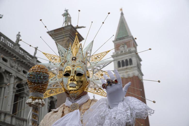 personajes disfrazados y máscaras en el muelle de San Marco, con motivo de la celebración del carnaval veneciano, Venecia, Italia, 18 de febrero de 2023. La tradición anual del carnaval veneciano es conocida por sus distintivos disfraces y máscaras.