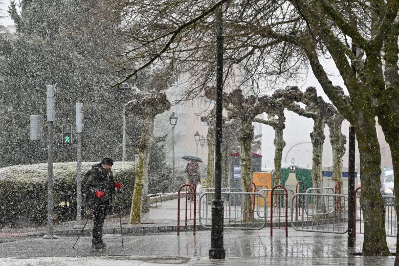 En la meseta norte (Castilla y León) y ciudades como Palencia (en la imagen) se han registrado nevadas débiles que han cuajado levemente en zonas urbanas.