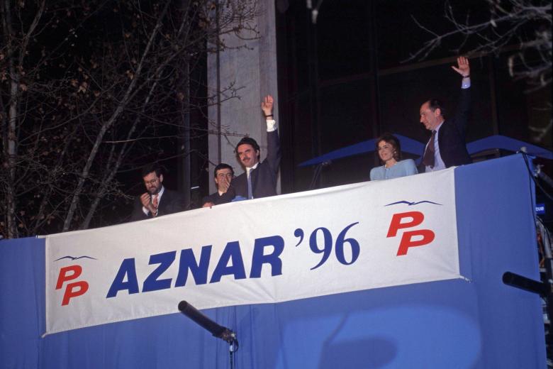 José María Aznar, saluda desde la sede del PP tras la victoria de las elecciones generales de 1996