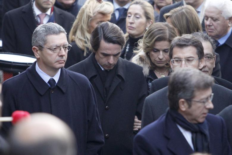 El ex presidente José María Aznar, con su mujer Ana Botella y Alberto Ruiz Gallardón durante el entierro de Manuel Fraga