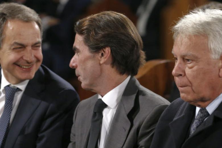 Los expresidentes del Gobierno Felipe González (d), José María Aznar (c) y José Luis Rodríguez Zapatero (i) durante el funeral de estado por Adolfo Suárez González