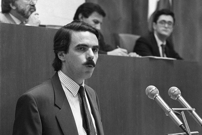 José María Aznar, candidato a la presidencia del Gobierno de Castilla y León, expone en 1987 a las Cortes regionales el programa del Gobierno que pretende formar