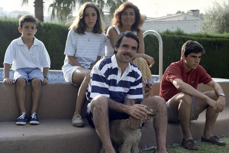 José María Aznar, junto a su mujer, Ana Botella, sus hijos Jose Mari (dc), Ana y Alonso, y sus dos perros cocker Zico y Gufa