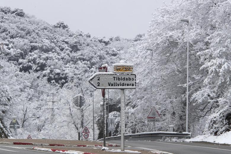GRAFCAT6557. BARCELONA (ESPAÑA), 27/02/2023.-Aspecto de la montaña del Tibidabo, este lunes en que la nieve ha hecho presencia en los barrios con cota más elevada de la ciudad. EFE/Marta Pérez.