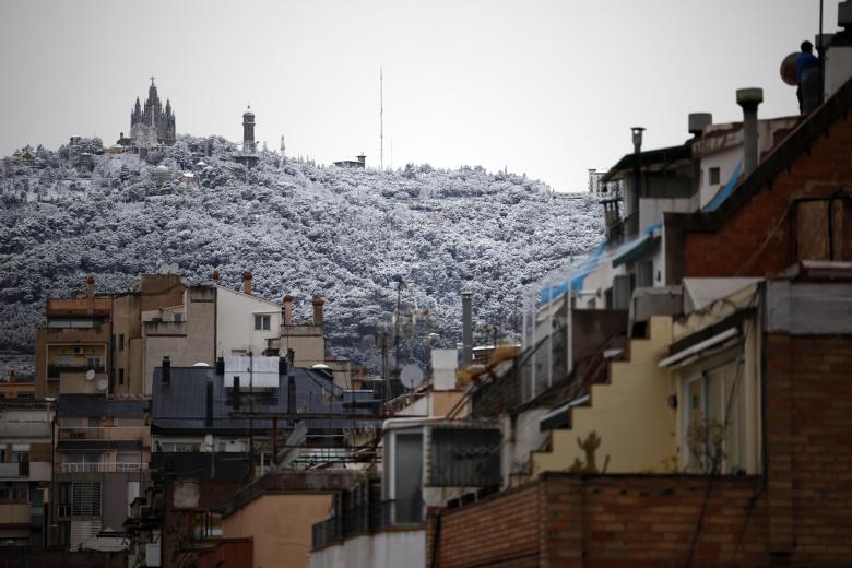 GRAFCAT6465. BARCELONA, 27/02/2023.- Aspecto de la montaña del Tibidabo de Barcelona tras la nevada caída la pasada madrugada. EFE/Alberto Estévez