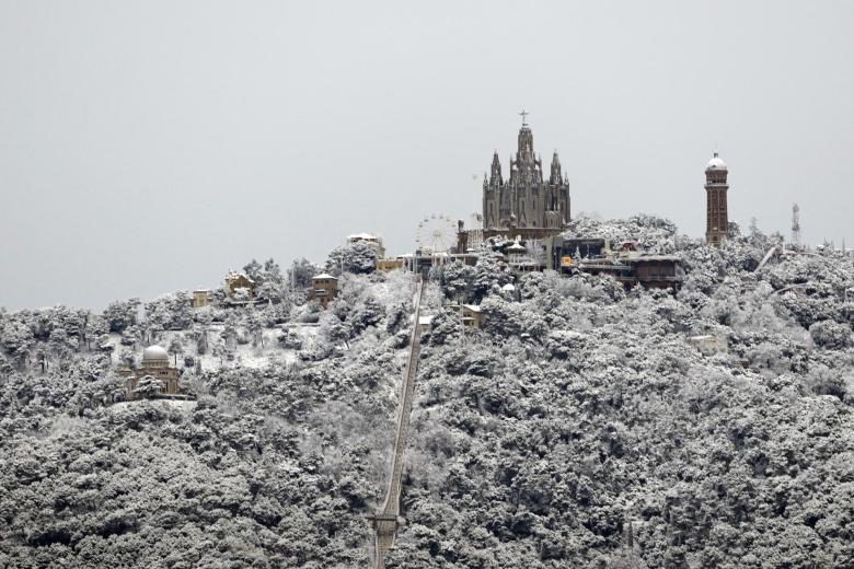GRAFCAT6464. BARCELONA, 27/02/2023.- Aspecto de la montaña del Tibidabo de Barcelona tras la nevada caída la pasada madrugada. EFE/Alejandro Garcia