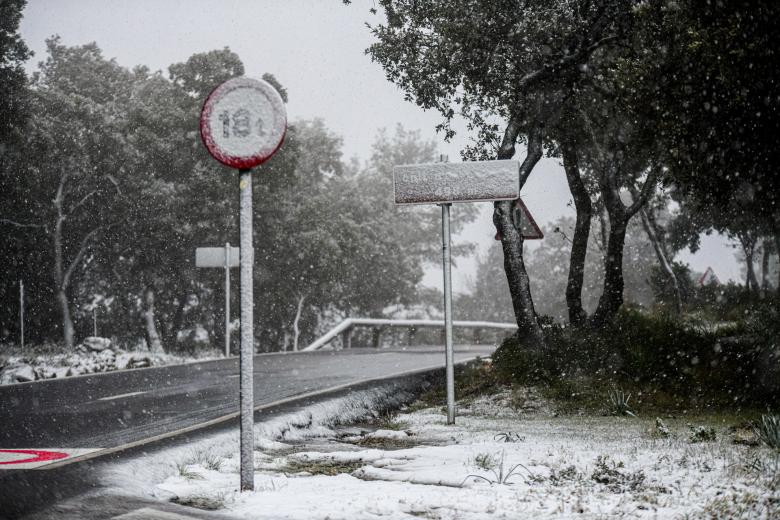Vista de un carretera de la región mallorquina de Valldemossa cubierta por la nieve caída. La Agencia Estatal de Meteorología (Aemet) prevé para este lunes en Baleares cielos nubosos o cubiertos con precipitaciones que pueden ser fuertes y persistentes, e ir acompañadas de tormenta y de granizo pequeño. EFE/CATI CLADERA