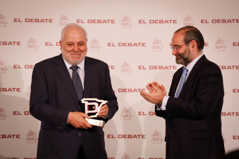 El cineasta José Luis López-Linares recibe el premio de la mano de Alfonso Bullón de Mendoza, presidente de la ACdP