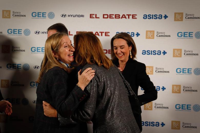 Ana Pastor saludando a María Dolores de Cospedal