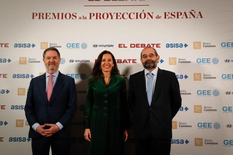 Bieito Rubido, Eugenia Carballedo, presidenta de la Asamblea de Madrid, y Alfonso Bullón de Mendoza