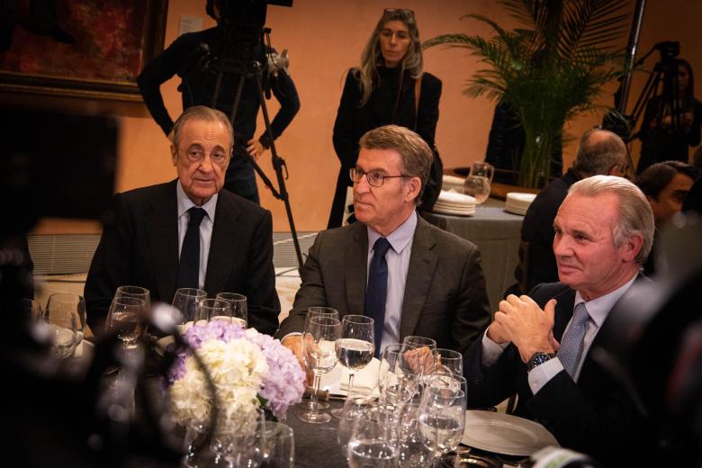 Florentino Perez, Alberto Núñez Feijóo y Leopoldo Satrústegui en la mesa presidencial de la gala de El Debate