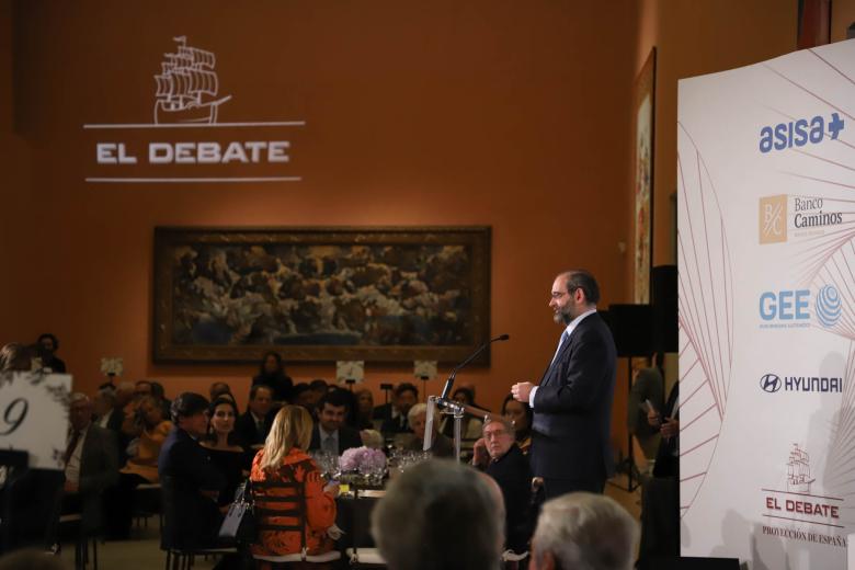 El presidente de El Debate, Alfonso Bullón de Mendoza, interviene en un momento de la gala