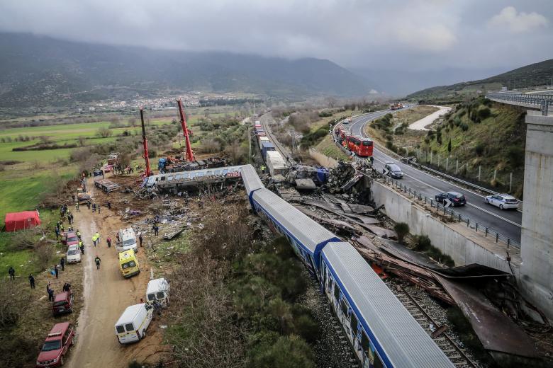 Las imágenes de la colisión de trenes en Grecia que suma ya 36 muertes