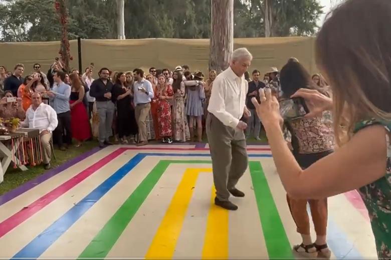 Vargas Llosa, bailando