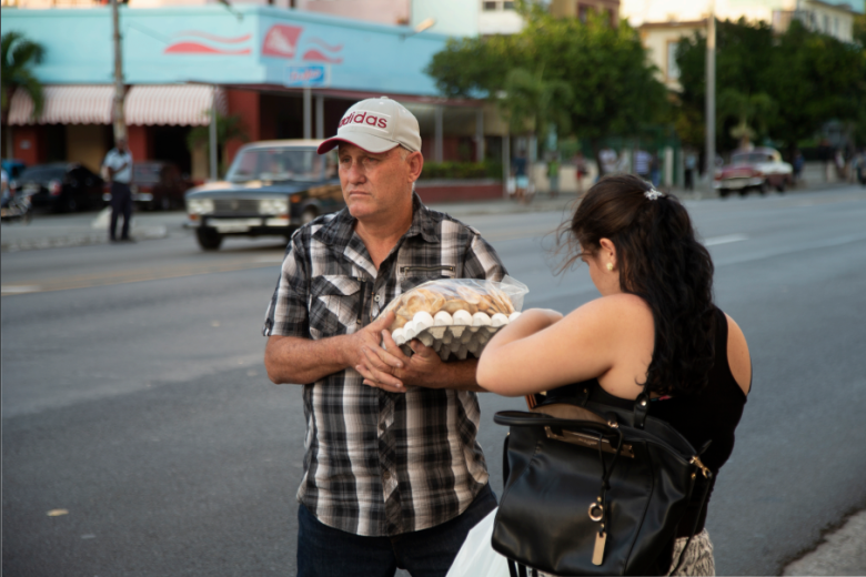 Vendiendo huevos por una céntrica calle de La Habana. Como dicen los cubanos, para sobrevivir hay que “inventar”