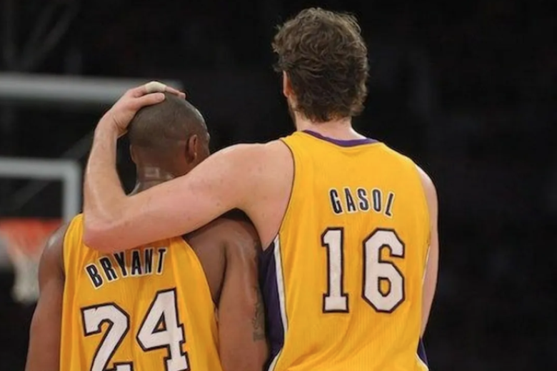 Pau Gasol junto a su eterno amigo Kobe Bryant, que aseguró que algún día los Lakers retirarían el dorsal del español