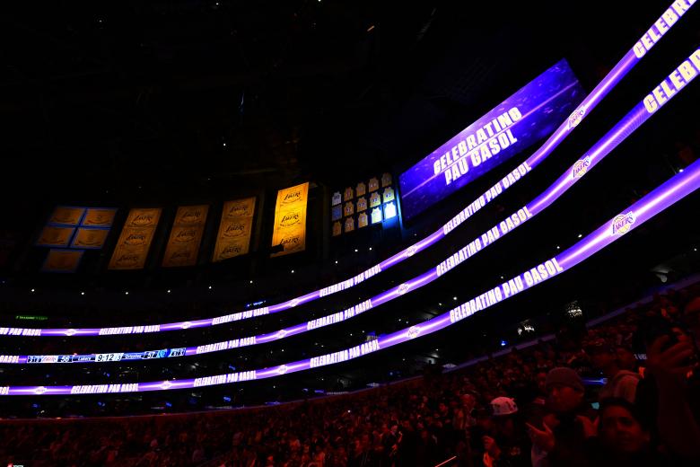La camiseta de Pau Gasol retirada en lo alto del Staples Center