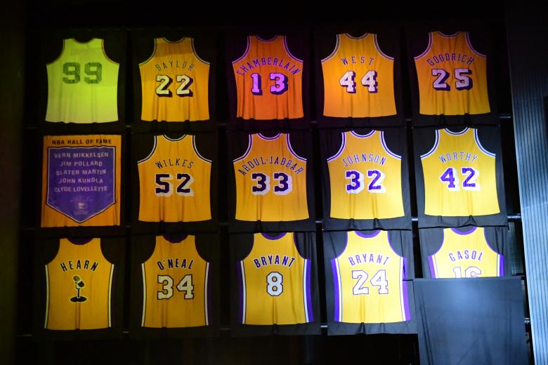 La camiseta de Pau Gasol junto a la del resto de leyendas de los Lakers
