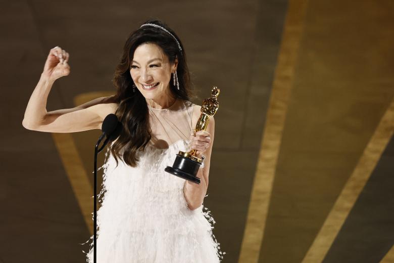 Michelle Yeoh se ha alzado con el Oscar a la mejor actriz por Todo a la vez en todas partes