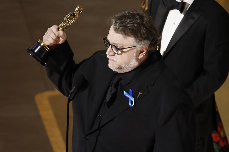 Guillermo del Toro ha recogido el primer premio de la noche: el Oscar a la mejor película de animación por Pinocho