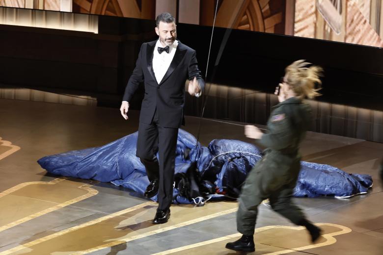 Jimmy Kimmel, presentador de la gala de los Oscar 2023, ha entrado en paracaídas al escenario del Dolby Theatre