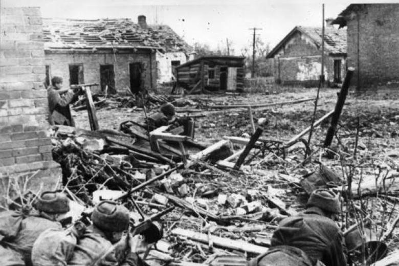 Soviéticos que se preparan para evitar un asalto alemán en los suburbios de Stalingrado