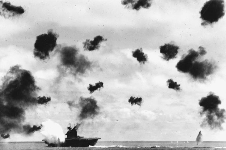 El Yorktown en el momento del impacto de un torpedo lanzado desde el aire por un Nakajima B5N Kate