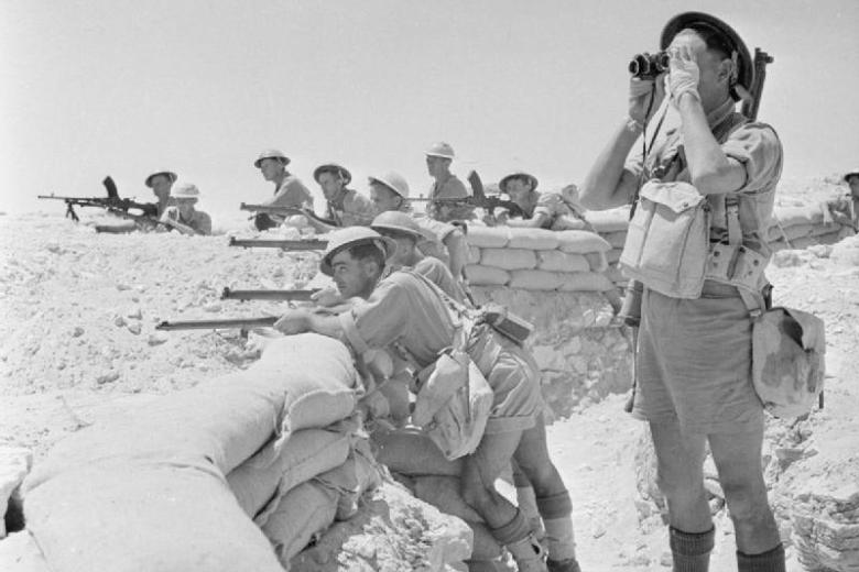 Infantería de las fuerzas aliadas en posición defensiva cerca del El Alamein, 17 de julio de 1942