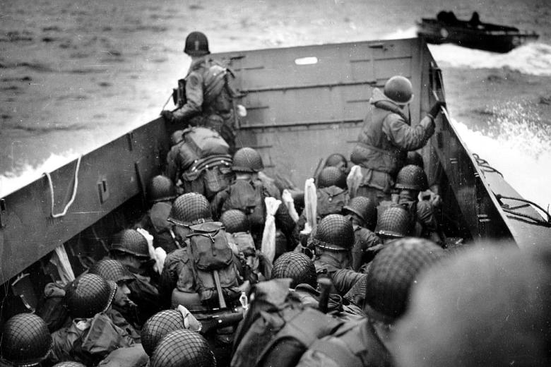 Soldados estadounidenses a bordo de una lancha de desembarco mientras se aproximan a la playa Omaha