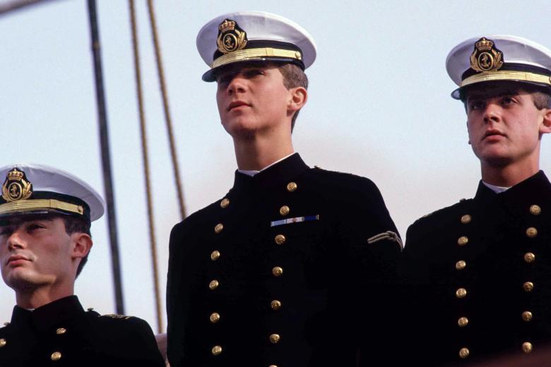 El príncipe Felipe de Borbón con su compañero Crespo durante su formación en la Escuela Militar del Aire de San Javier, Murcia
años 1987-1988