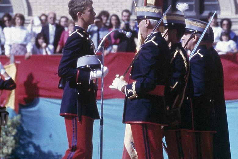 El príncipe de Asturias Felipe de Borbón durante el acto de jura de bandera en la Academia Militar de Zaragoza
11/10/1985
Zaragoza