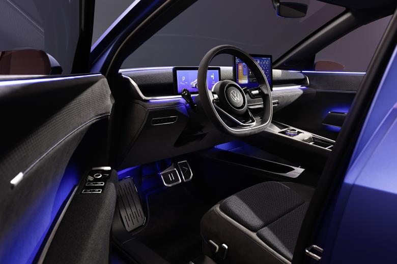 VW ID. 2all. El interior dispone de dos grandes pantallas, la primera de ellas sirve de cuadro de instrumentos y la segunda para la multimedia, que promete un funcionamiento sencillo y rápido. dispone también de un sector circular de modos de conducción