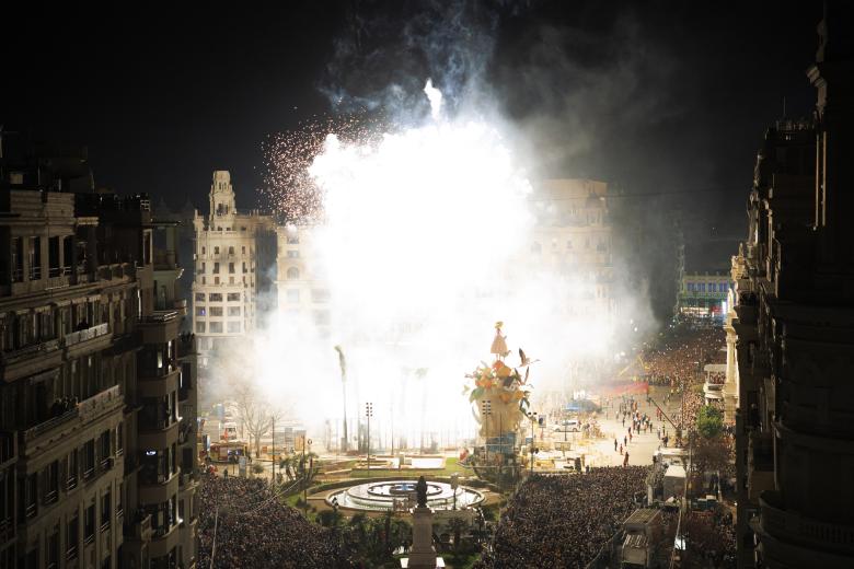 Espectáculo pirotécnico en la plaza del Ayuntamiento de Valencia con motivo de L’Alba de les Falles 2023