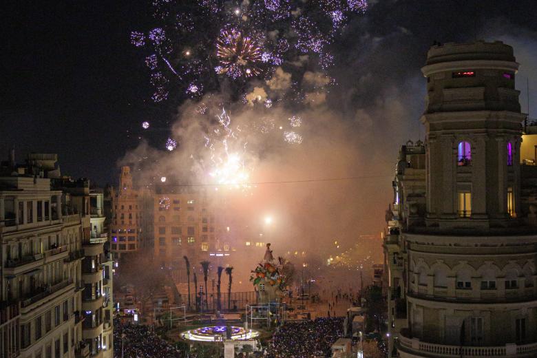 Espectáculo pirotécnico en la plaza del Ayuntamiento de Valencia con motivo de L’Alba de les Falles 2023